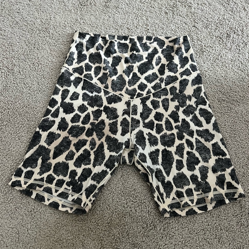 Aerie Offline Giraffee Print 7 inch shorts